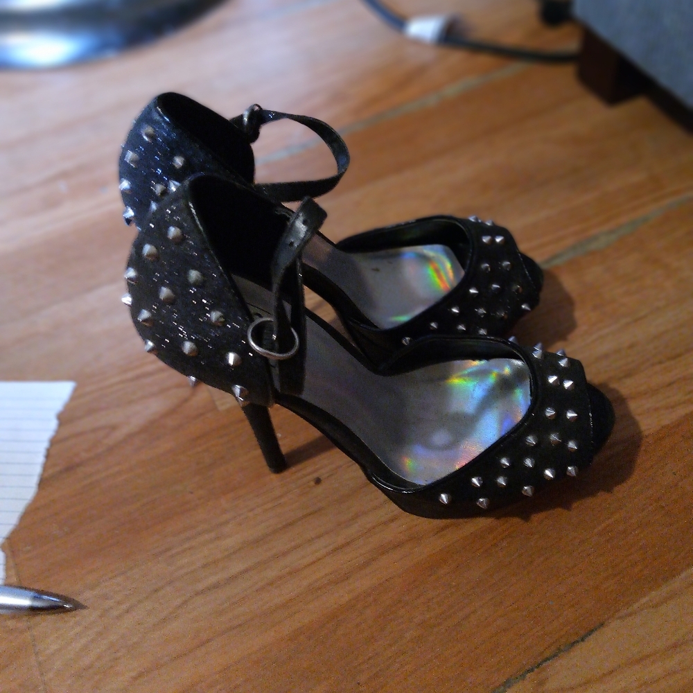Heels - Picture 2 of 3